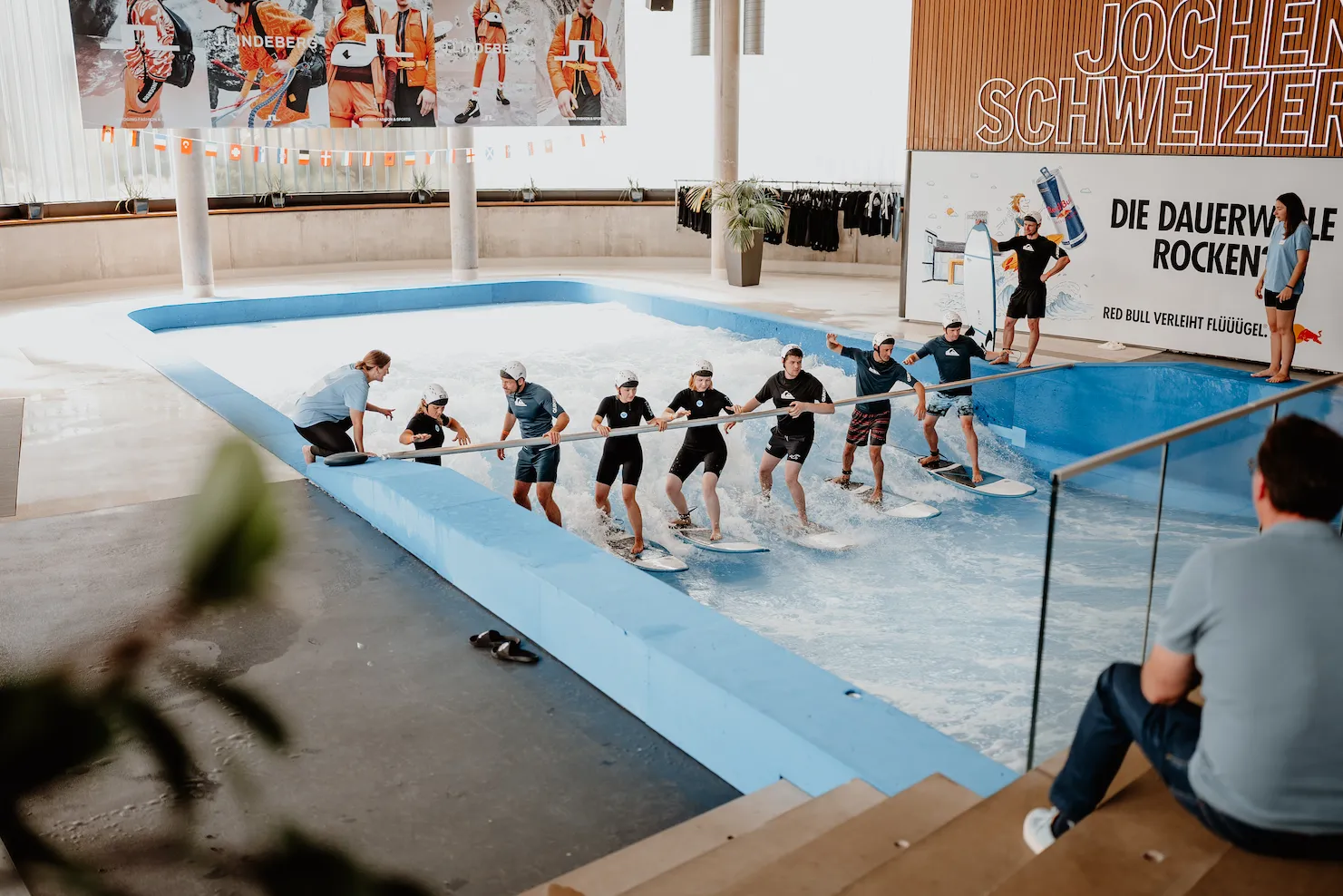 Surfen im Team — Teambuilding in der Jochen Schweizer Arena